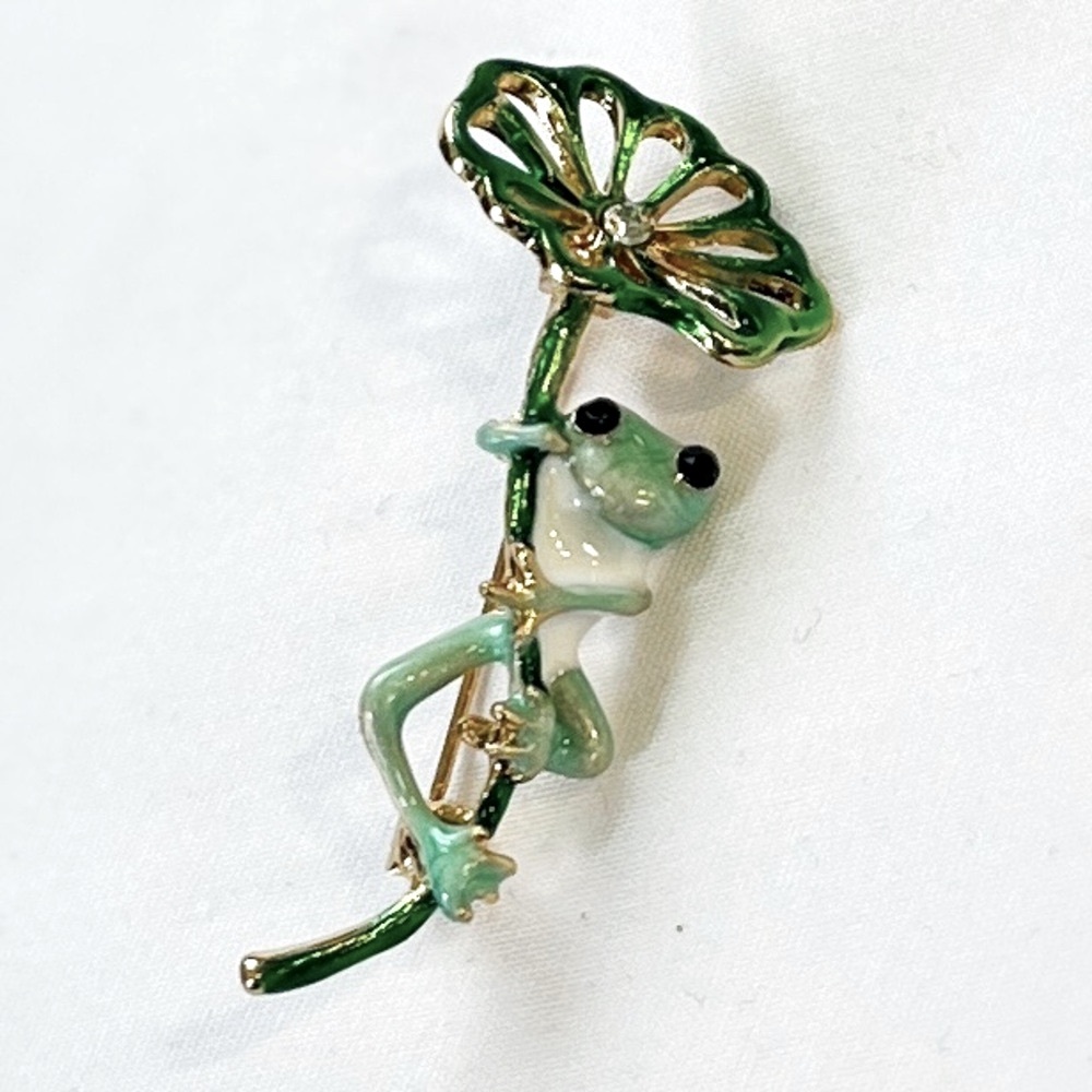 Brooch, Frog under Lily pad, NIP, green enamel paint on gold tone base, cute!